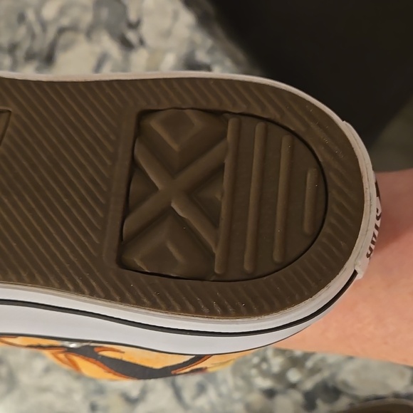 Rare Looney Tunes high top Converse - Picture 12 of 15